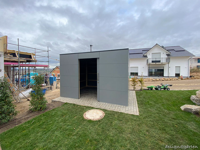 Purist garden shed for modern architecture: efficiency and weather protection