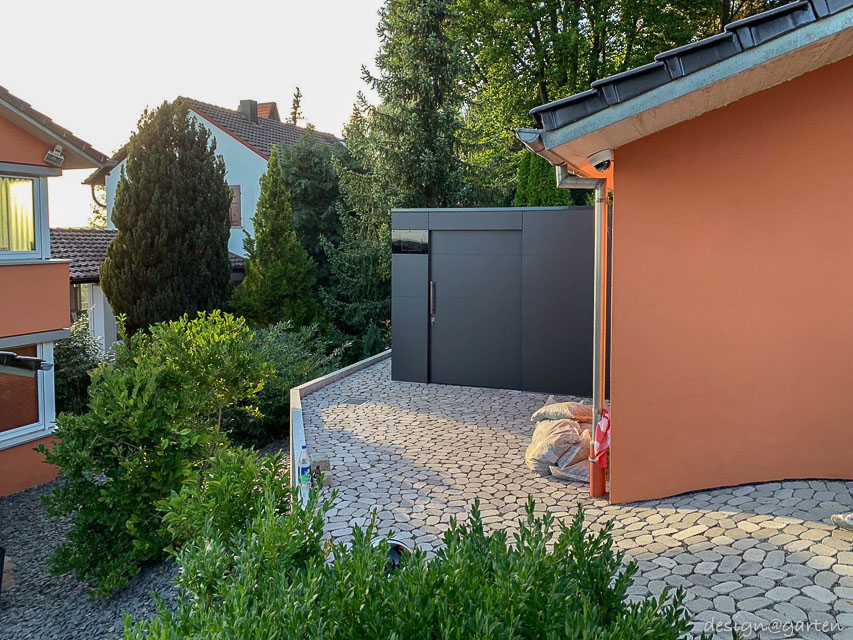 Architectural accent in terraced surroundings: Perfect integration on several levels