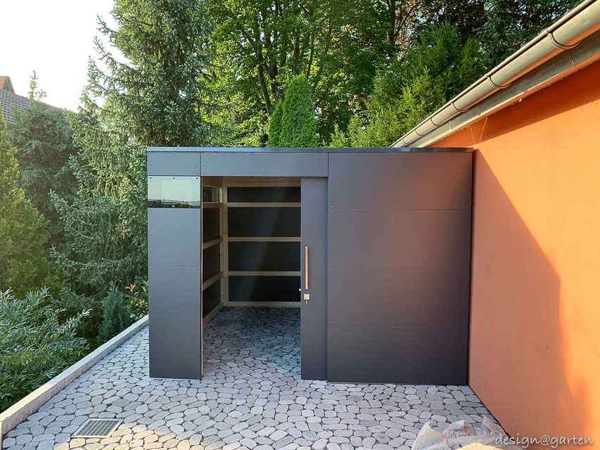 Architectural accent in terraced surroundings: Perfect integration on several levels