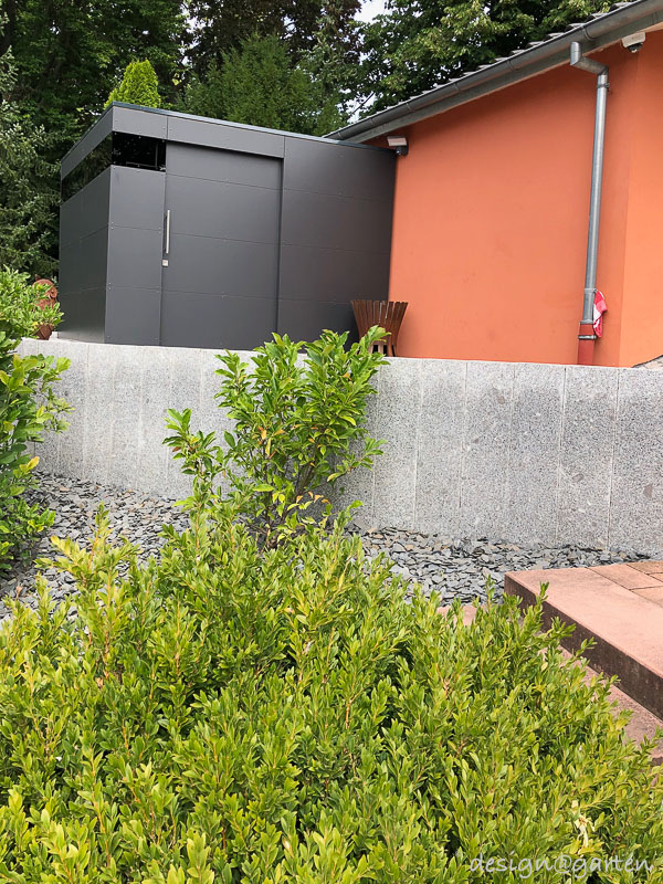 Architectural accent in terraced surroundings: Perfect integration on several levels