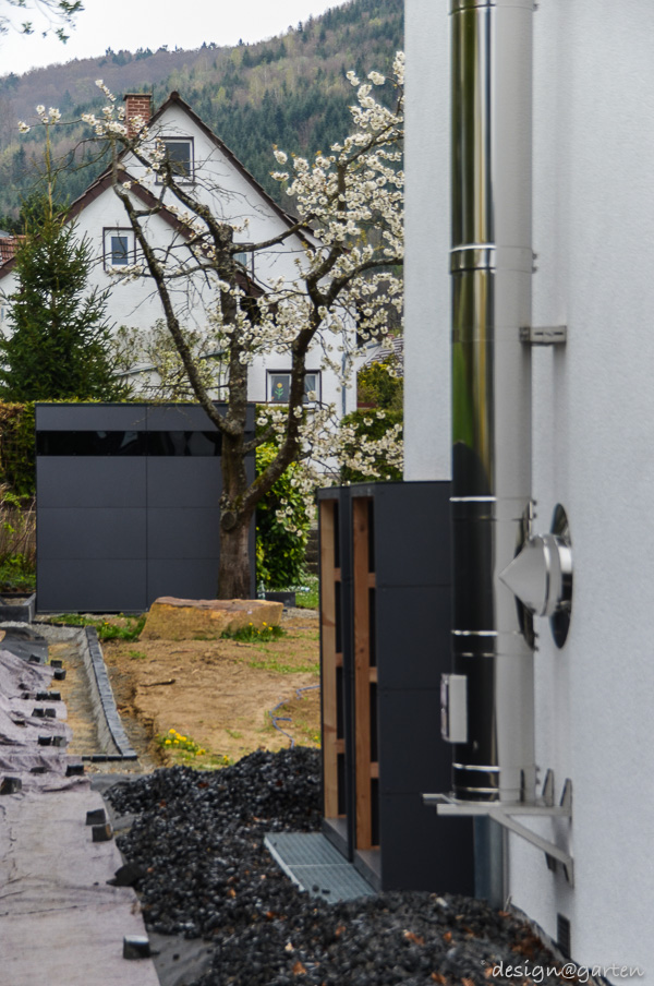 A commanding presence in anthracite: the weatherproof tool shed for modern gardens