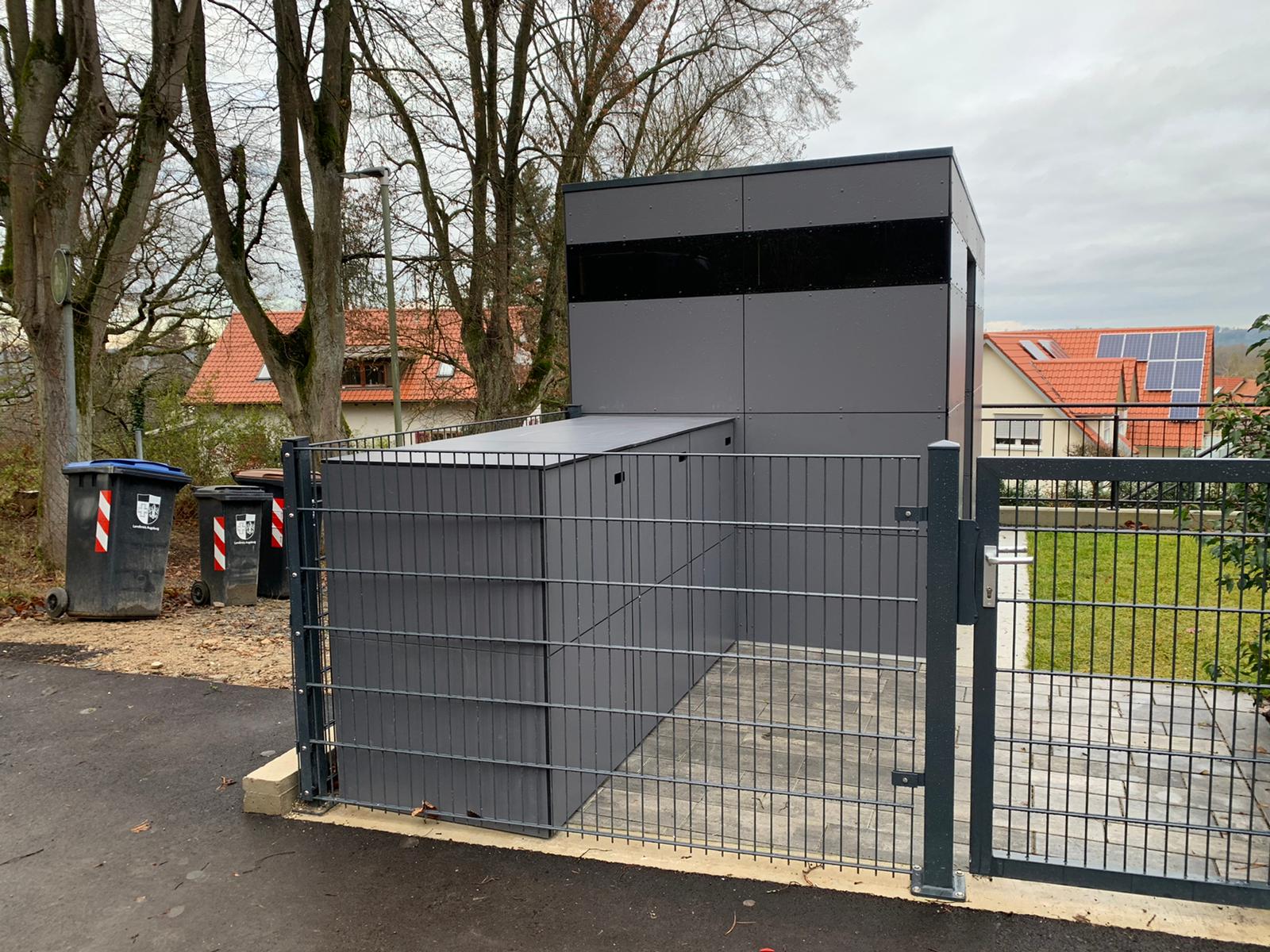 Tension-free connection technology for durable façade constructions