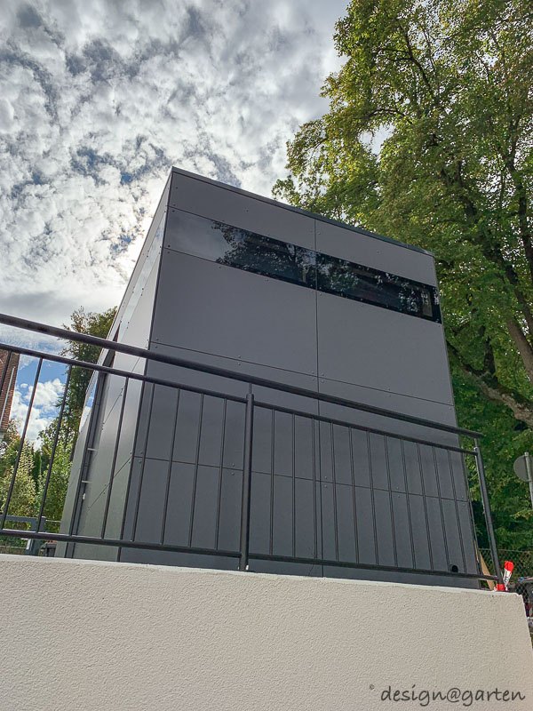 Tension-free connection technology for durable façade constructions