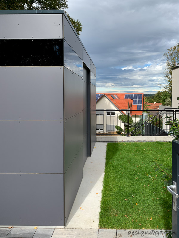 Tension-free connection technology for durable façade constructions