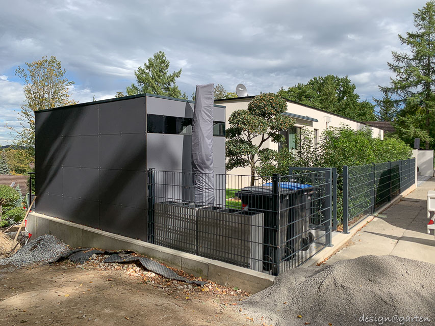 Tension-free connection technology for durable façade constructions