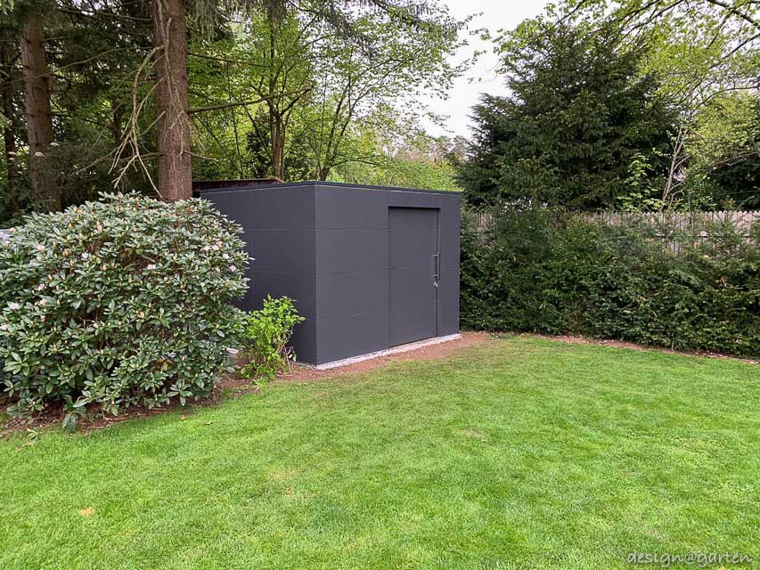 Visible quality comparison: modern material contrast at the property boundary