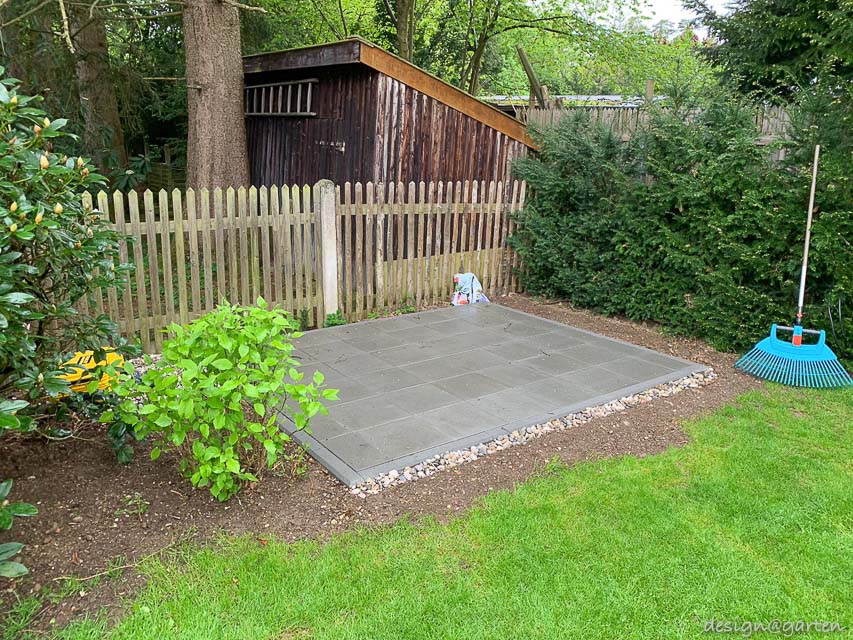 Visible quality comparison: modern material contrast at the property boundary