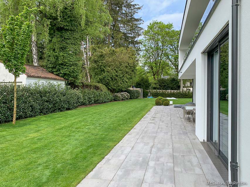 Visible quality comparison: modern material contrast at the property boundary