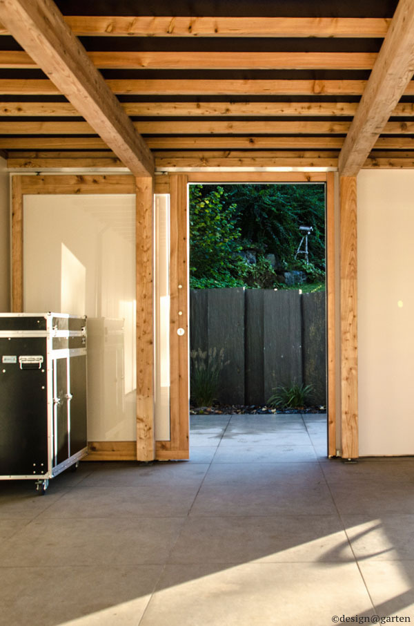 Pure lifestyle: the modern fitness room surrounded by greenery