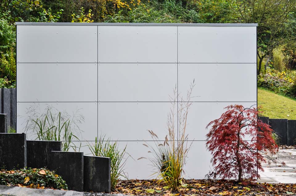 Pure lifestyle: the modern fitness room surrounded by greenery