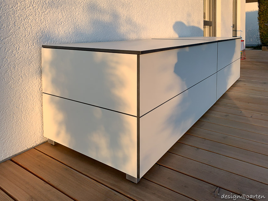 Multifunctional terrace design: the weatherproof storage bench as a design feature