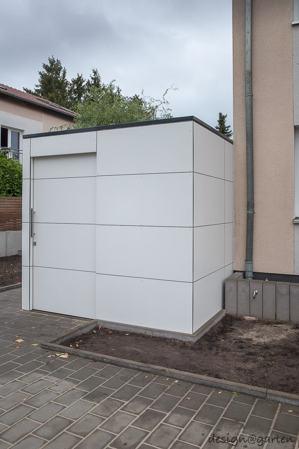 Optimal bicycle logistics in the front garden: space-saving bicycle shelter with system