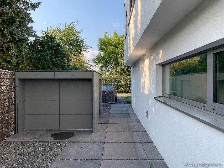 Garden shed with wood storage: Architectural problem solver in Bauhaus style