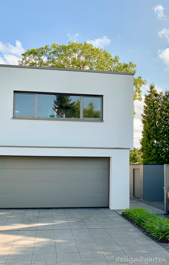 Garden shed with wood storage: Architectural problem solver in Bauhaus style