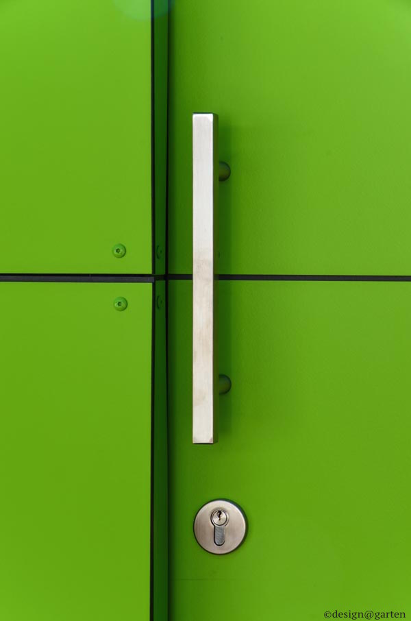 Safety meets colour accents: the modern flat-roof tool shed