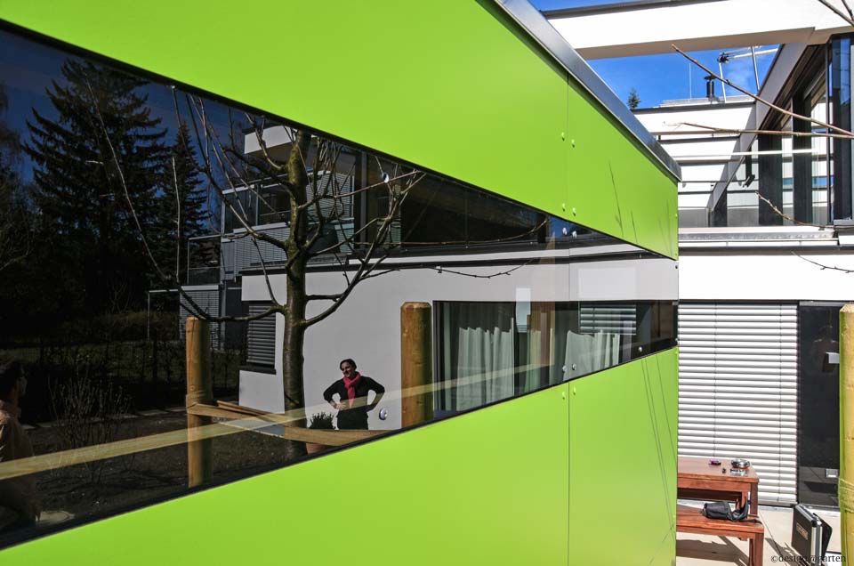 Safety meets colour accents: the modern flat-roof tool shed