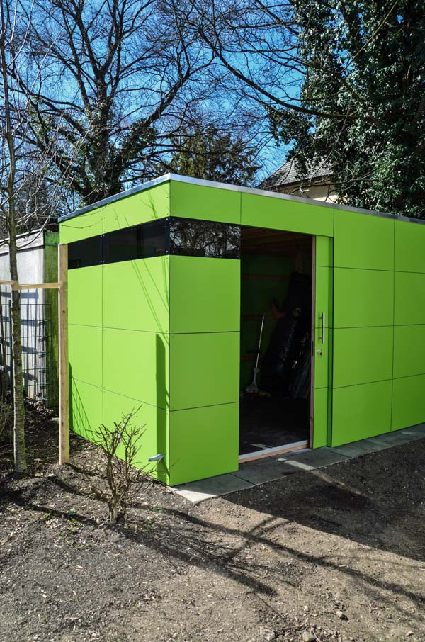 Safety meets colour accents: the modern flat-roof tool shed