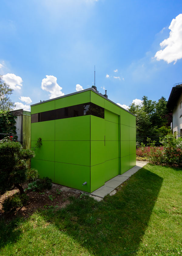 Safety meets colour accents: the modern flat-roof tool shed