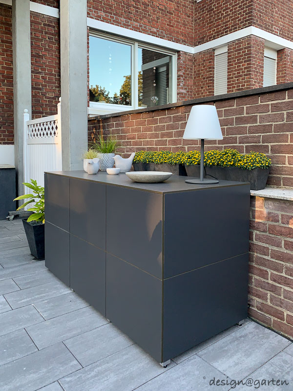 Stylish mix of materials: the garden cabinet as a decorative eye-catcher in outdoor areas