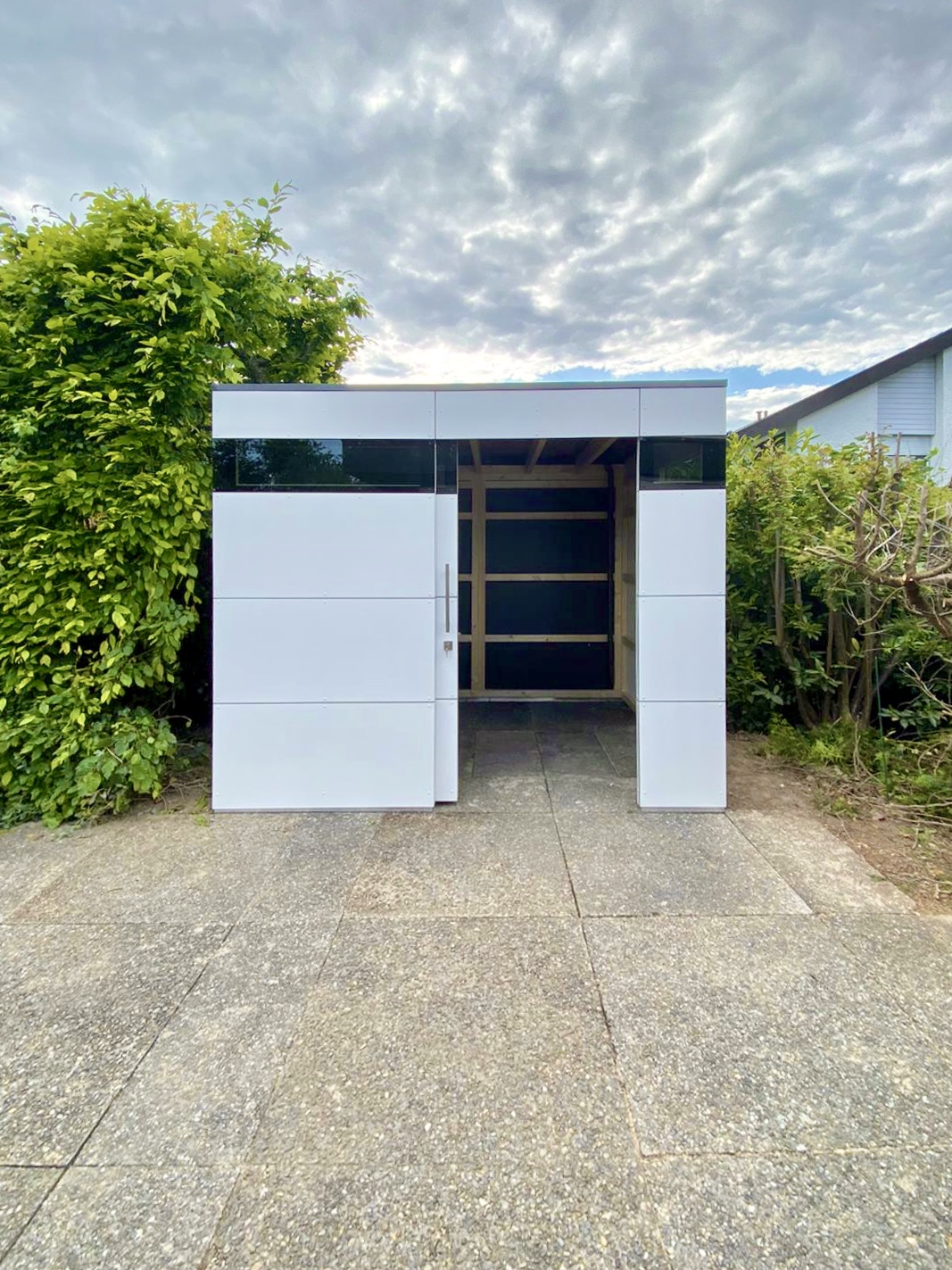 HPL garden shed: timeless design and functional transparency