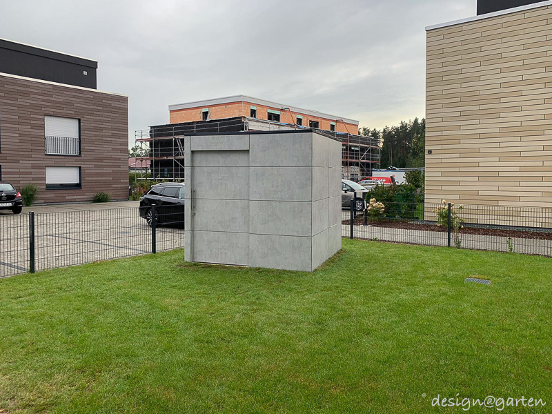 Modern tool shed with exposed concrete look in Postbauer-Heng