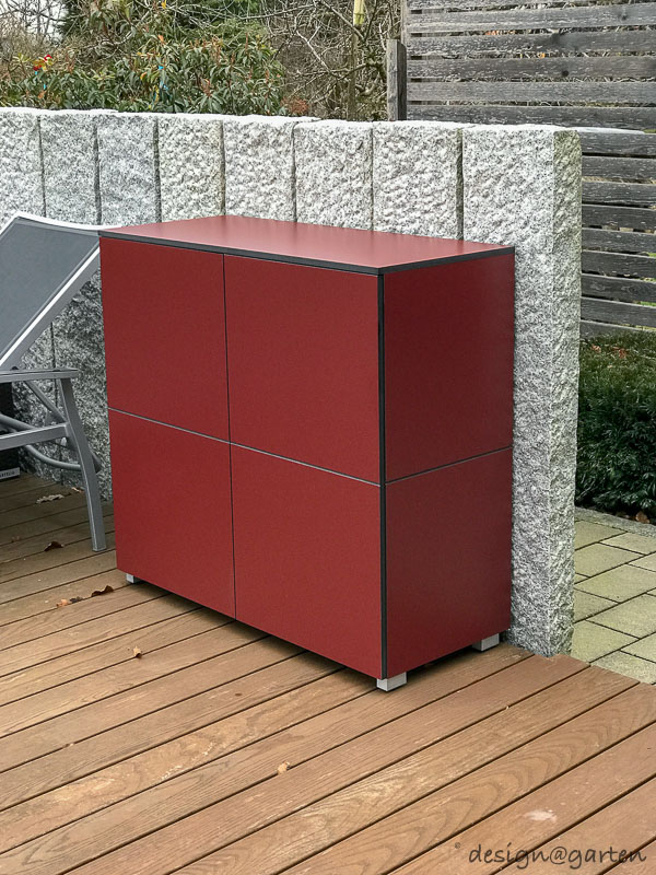 Modern terrace cabinets in wine red as architectural colour accents