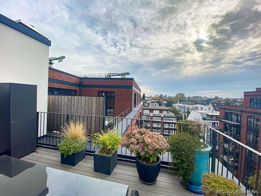 Tall cabinet as a durable solution on a Hamburg roof terrace