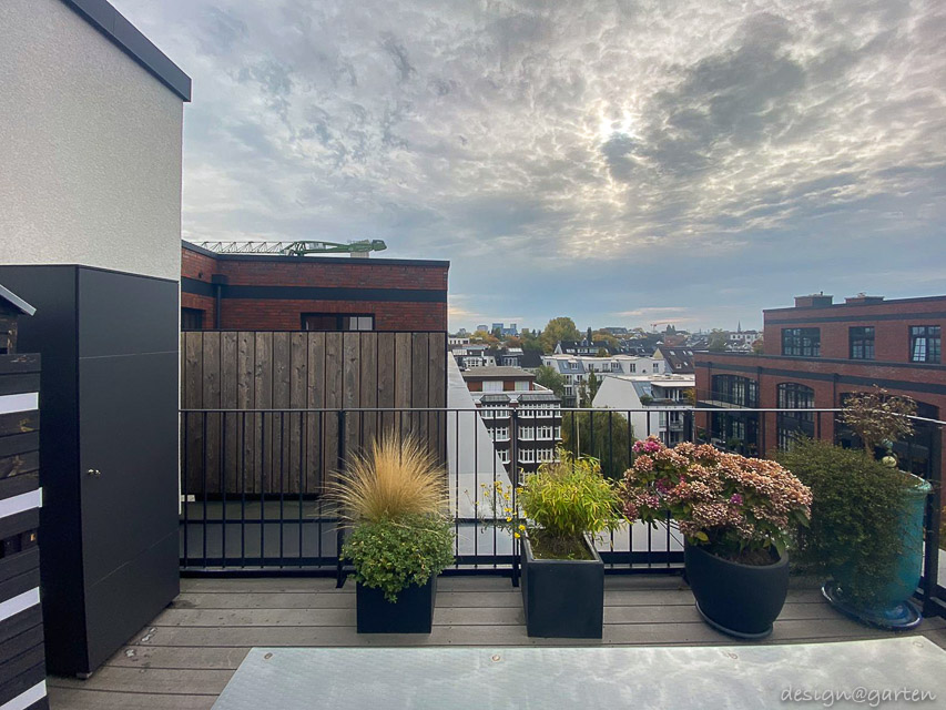 Tall cabinet as a durable solution on a Hamburg roof terrace