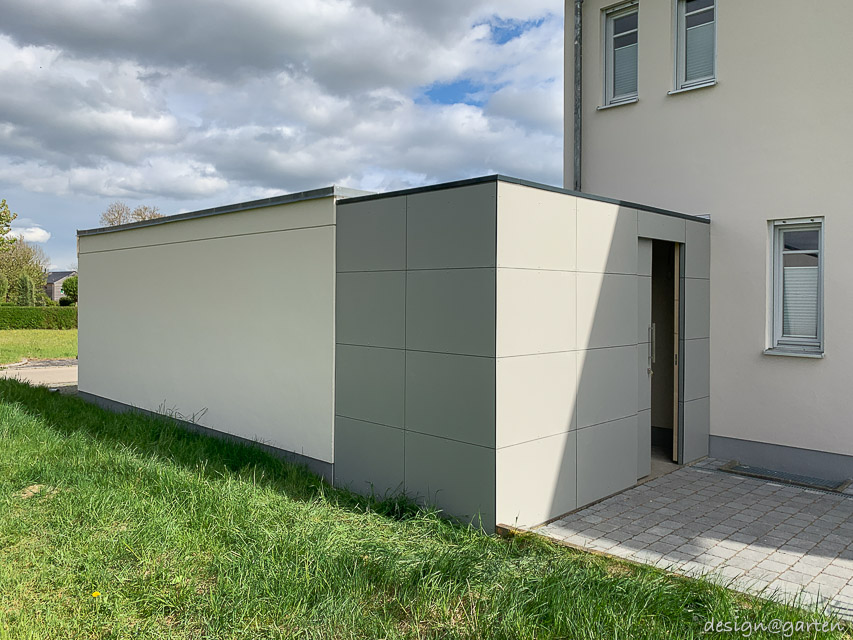 Attached tool shed in Augsburg-Bergheim: Perfectly tailored extension with a custom-made tool shed