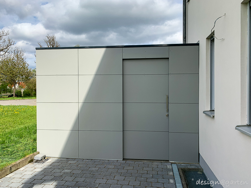 Attached tool shed in Augsburg-Bergheim: Perfectly tailored extension with a custom-made tool shed