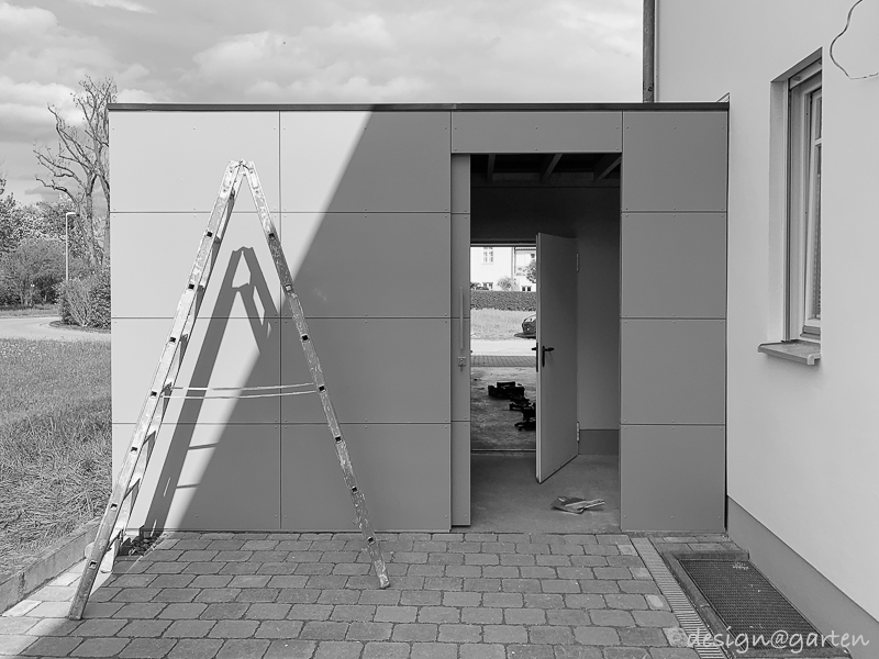 Attached tool shed in Augsburg-Bergheim: Perfectly tailored extension with a custom-made tool shed