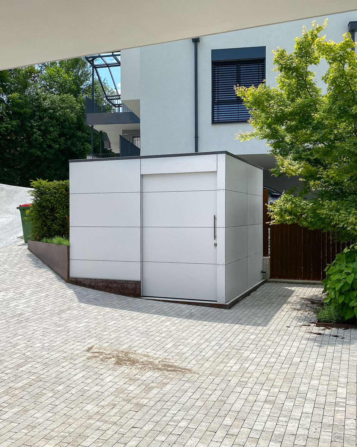 Built-in garden shed in steep courtyard driveway on Lake Wörthersee