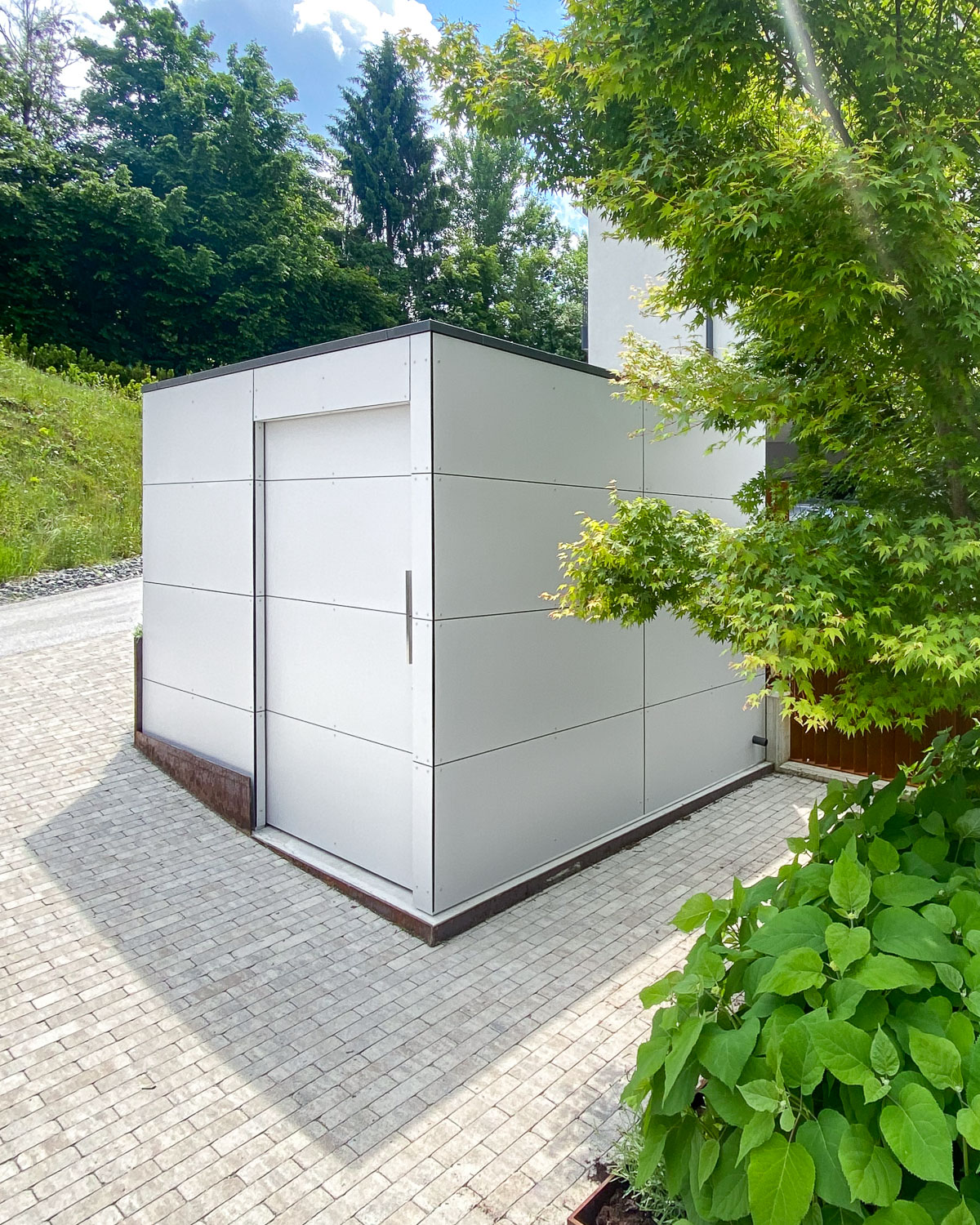 Built-in garden shed in steep courtyard driveway on Lake Wörthersee