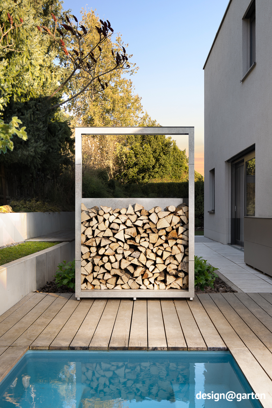 Wood storage in Empire Slate decor as a design highlight in the garden