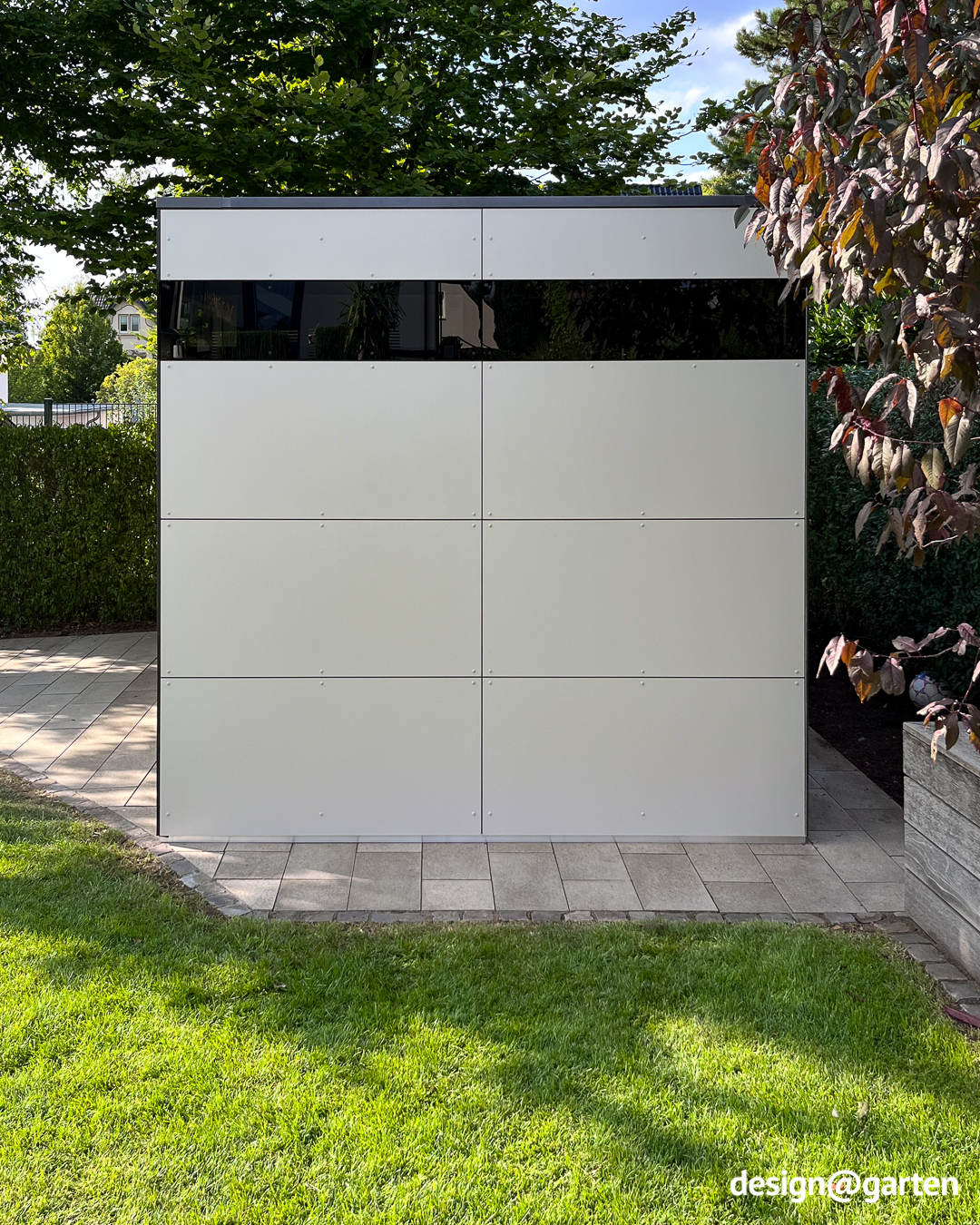 Garden house by the pool in Weiss near Turin