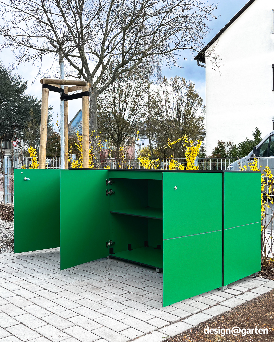 Outdoor sideboard in green with lockable doors
