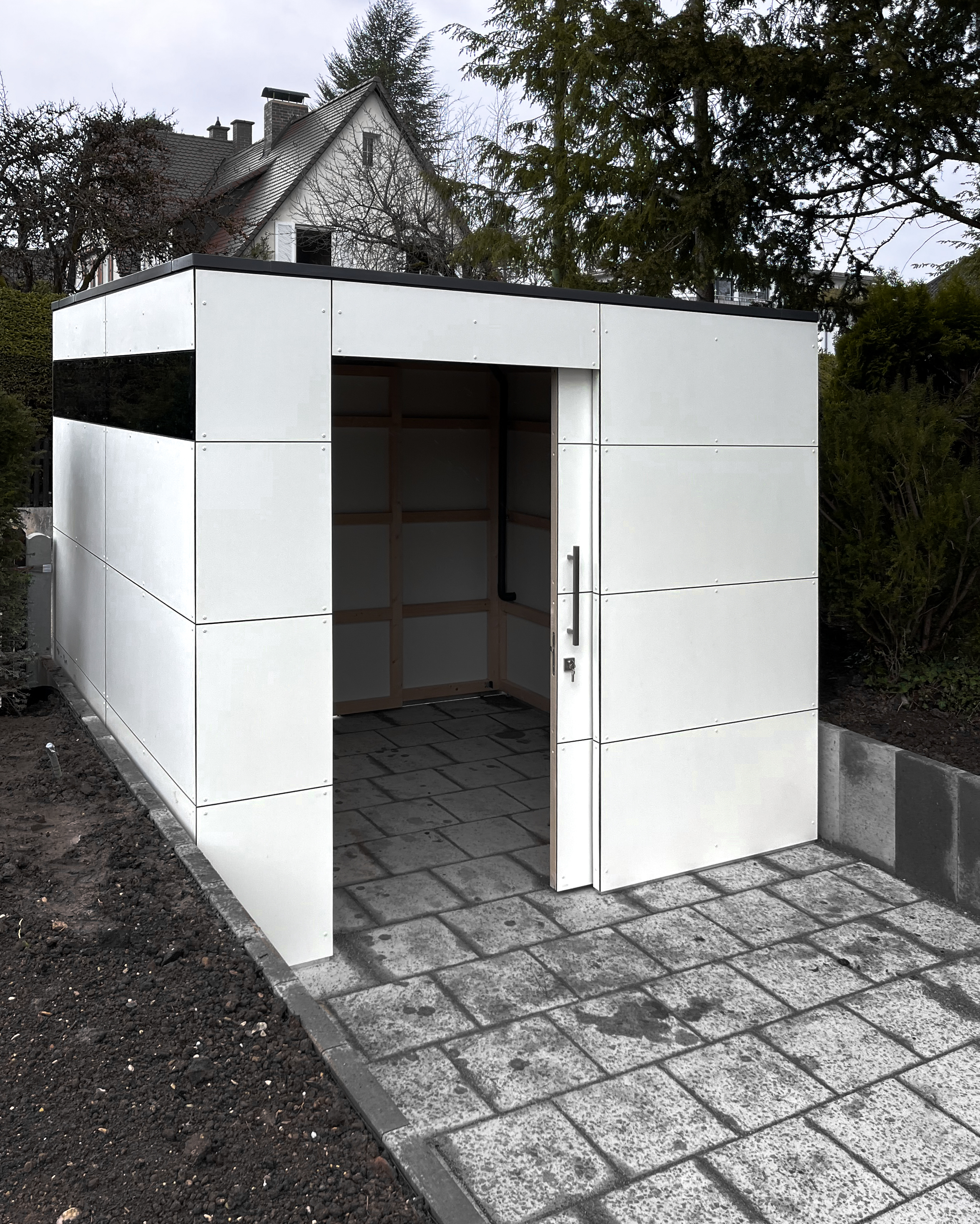 Garden shed with passageway between the street and the garden