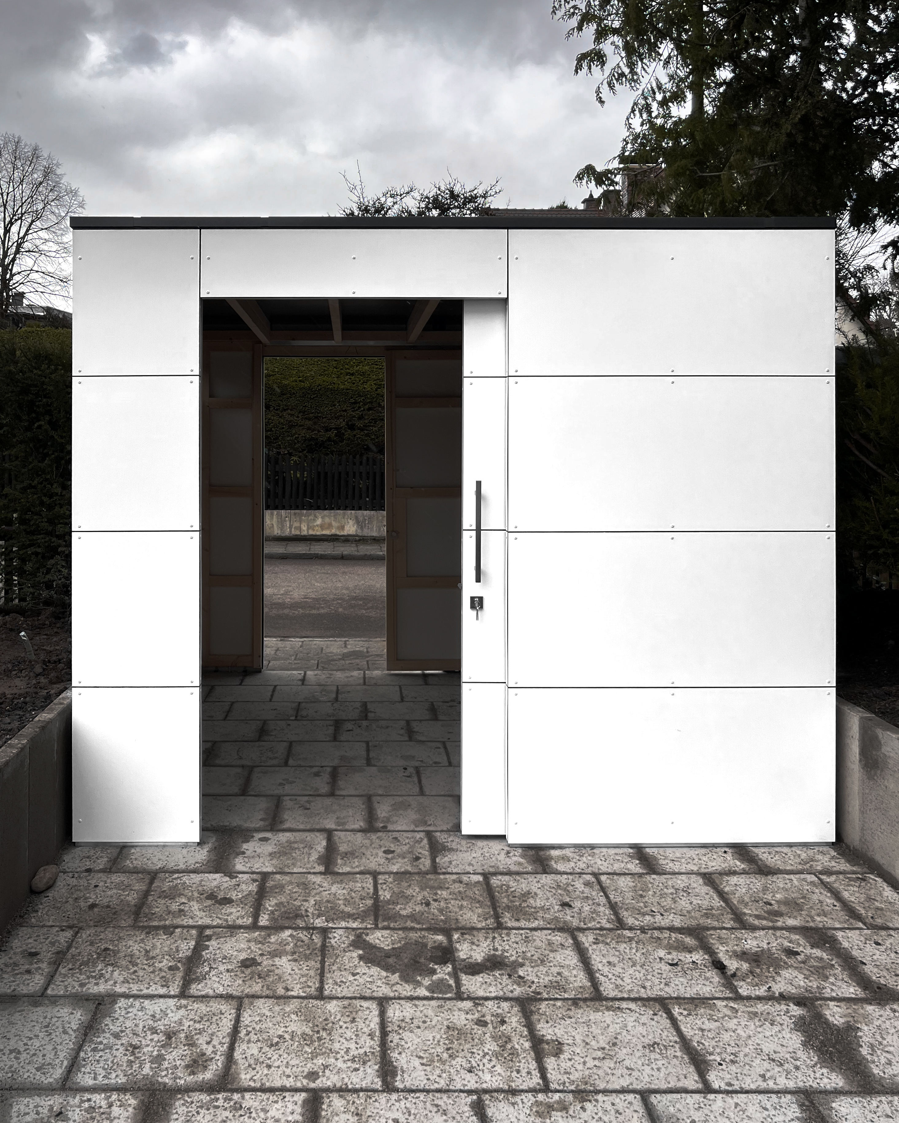 Garden shed with passageway between the street and the garden