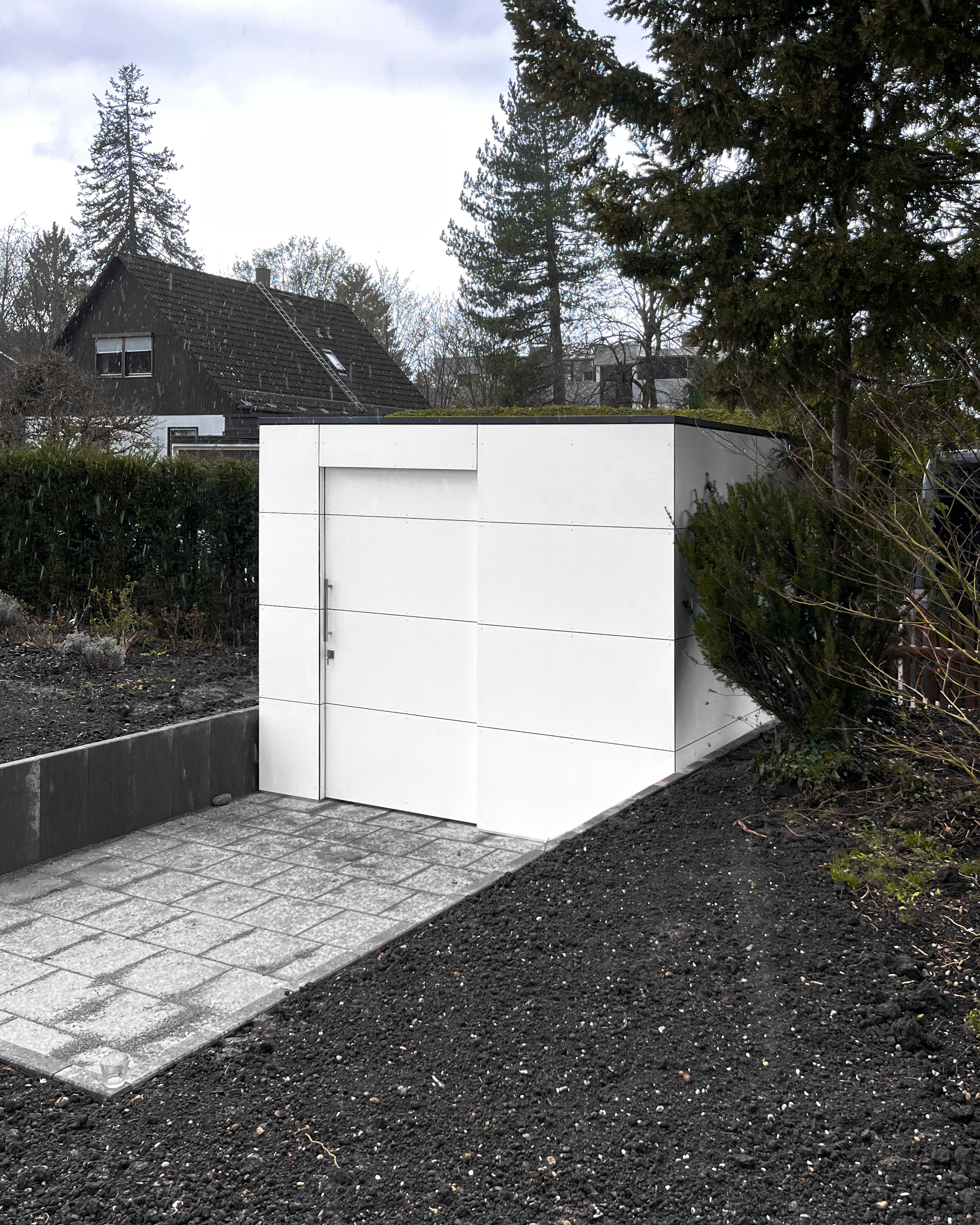 Garden shed with passageway between the street and the garden