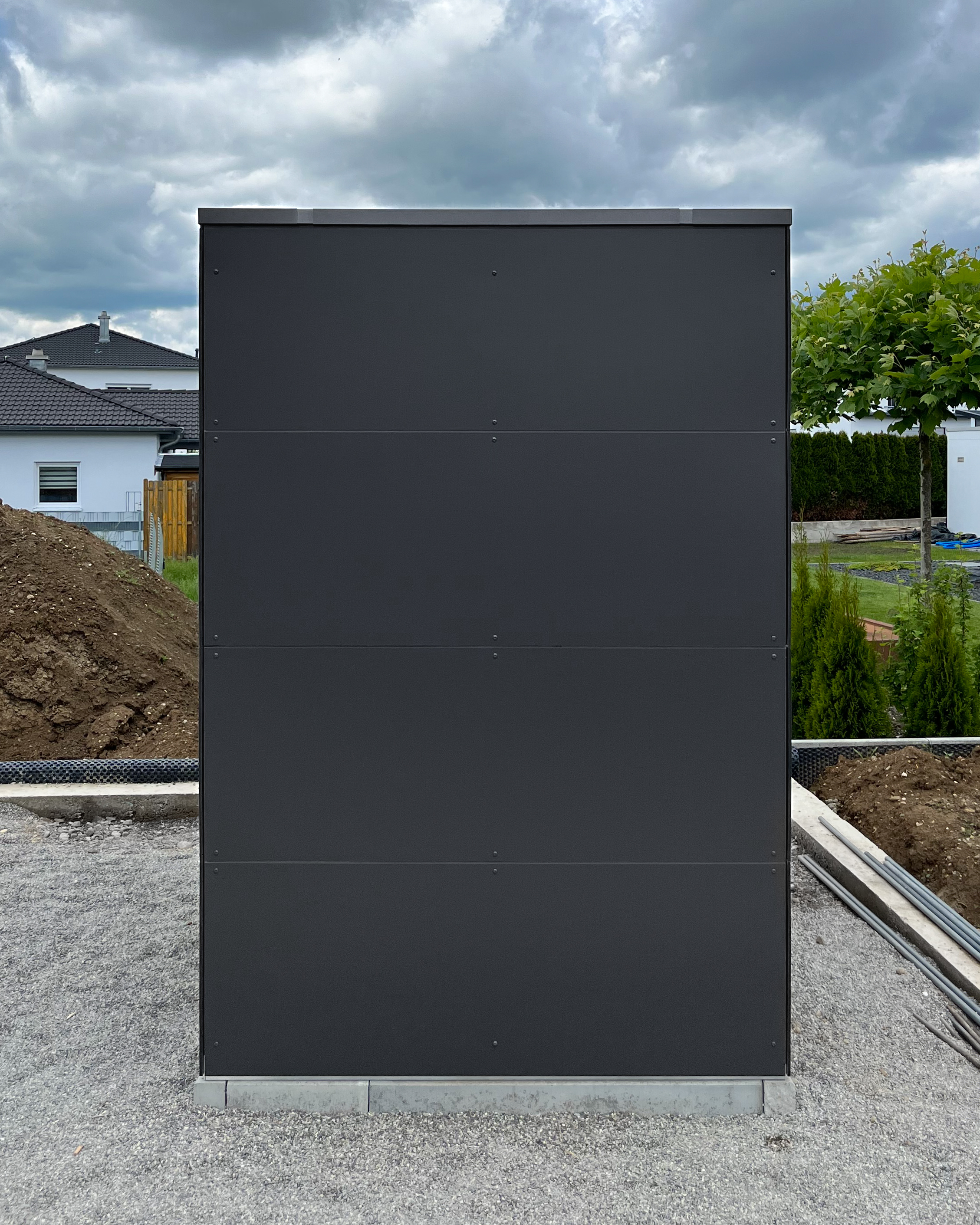 Anthracite garden shed in the rear garden area