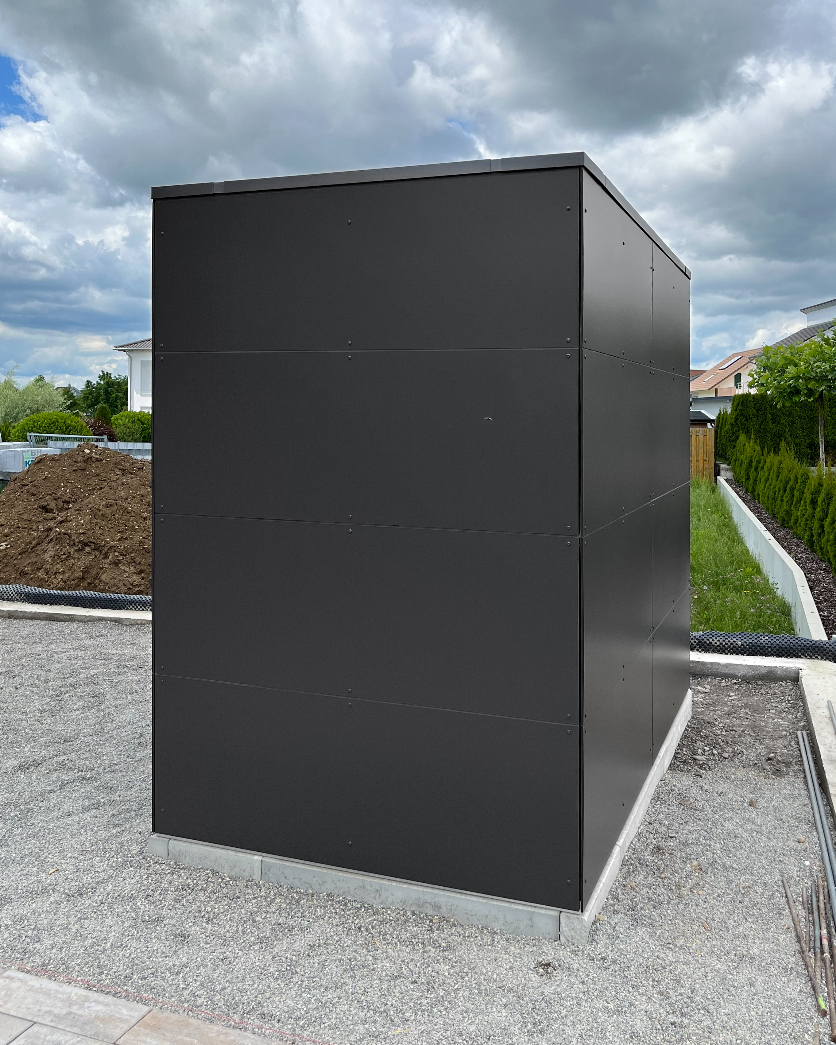 Anthracite garden shed in the rear garden area