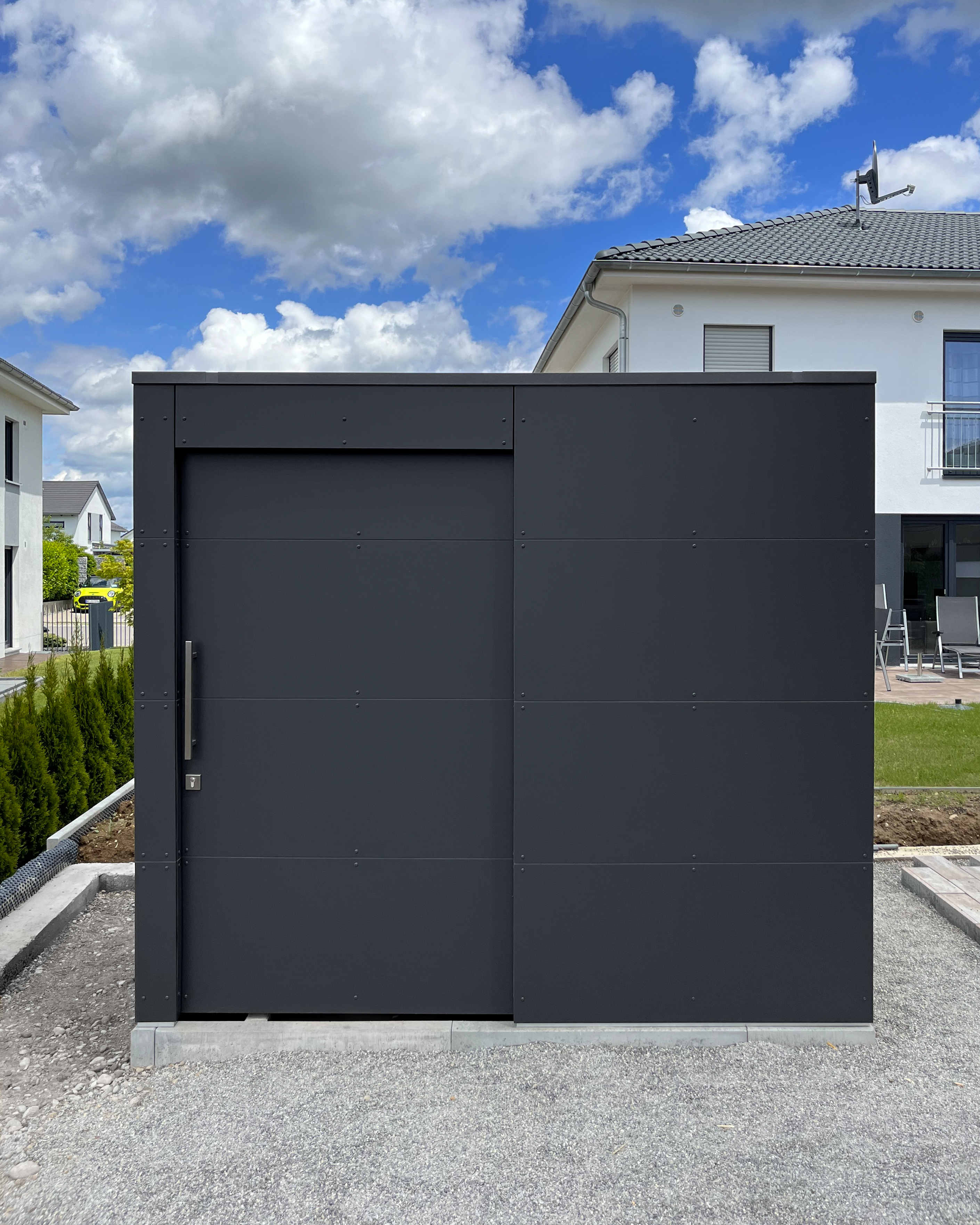 Anthracite garden shed in the rear garden area