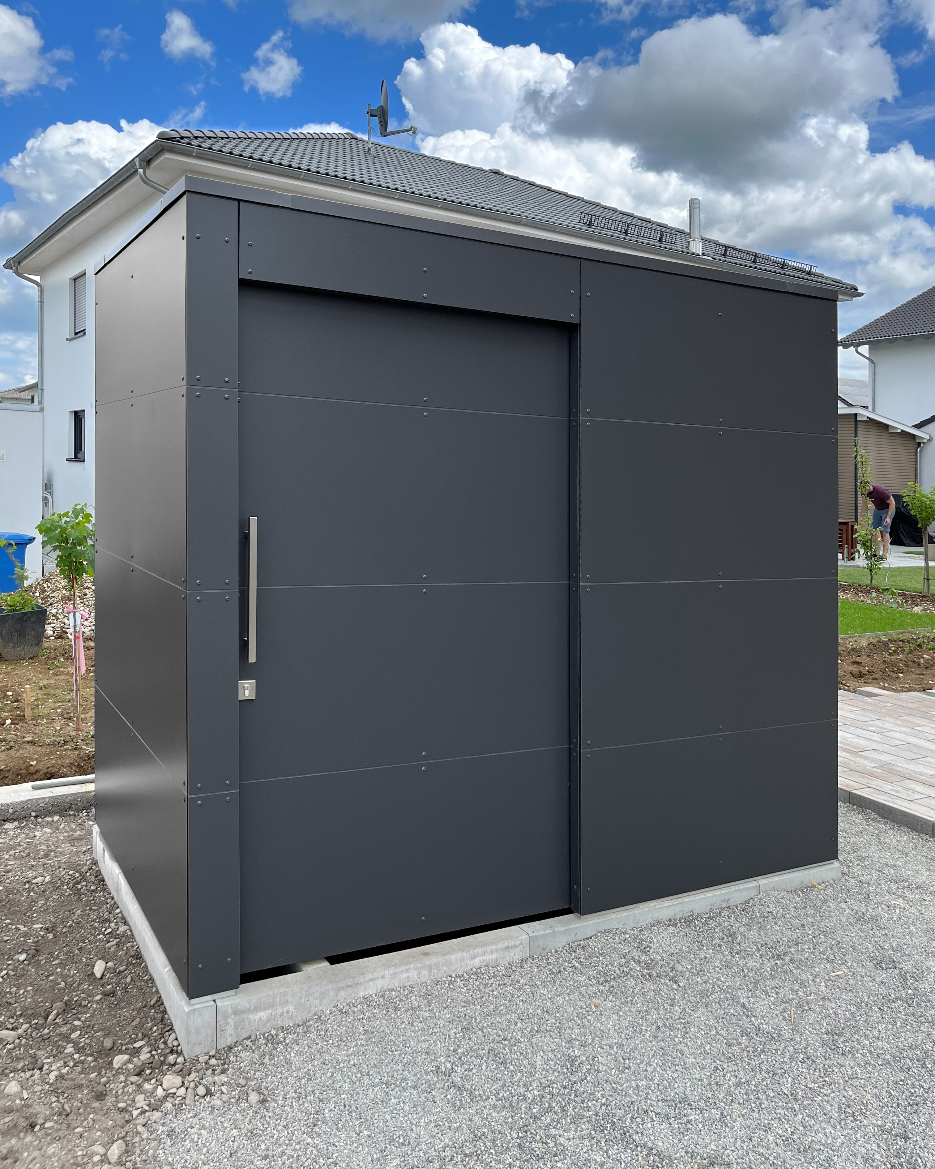Anthracite garden shed in the rear garden area