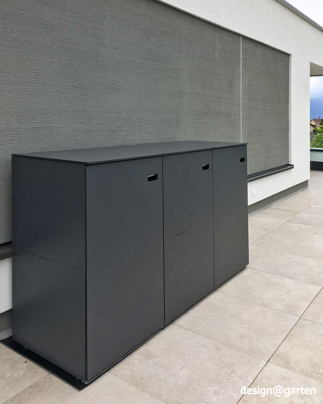 Waste bin enclosure in anthracite on the roof terrace