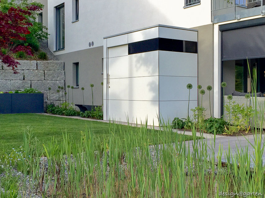Well-thought-out space solution in Switzerland: the small designer garden shed as an extension option