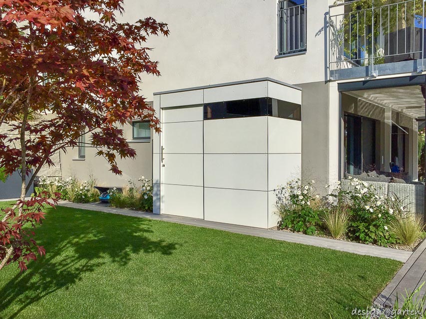 Well-thought-out space solution in Switzerland: the small designer garden shed as an extension option