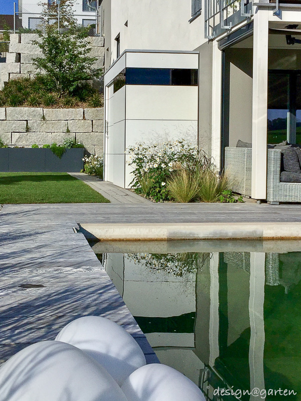 Well-thought-out space solution in Switzerland: the small designer garden shed as an extension option