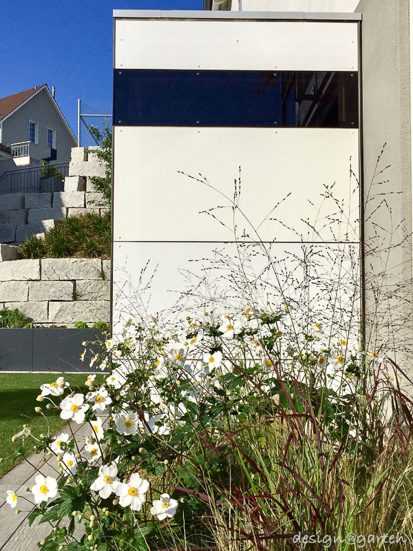 Well-thought-out space solution in Switzerland: the small designer garden shed as an extension option
