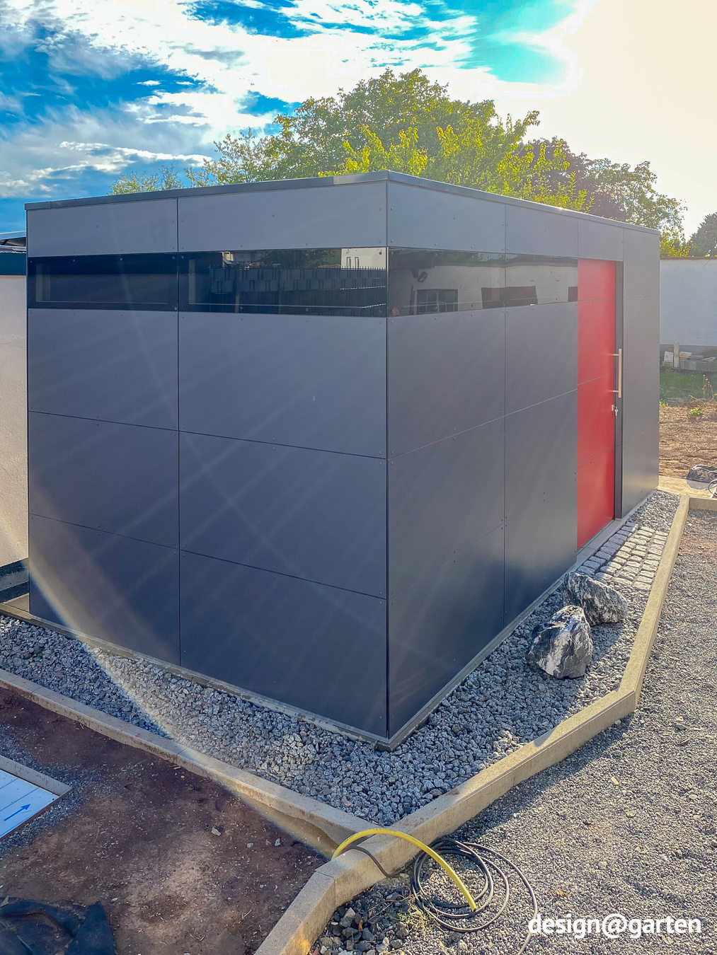 Multicoloured garden shed in anthracite with red door