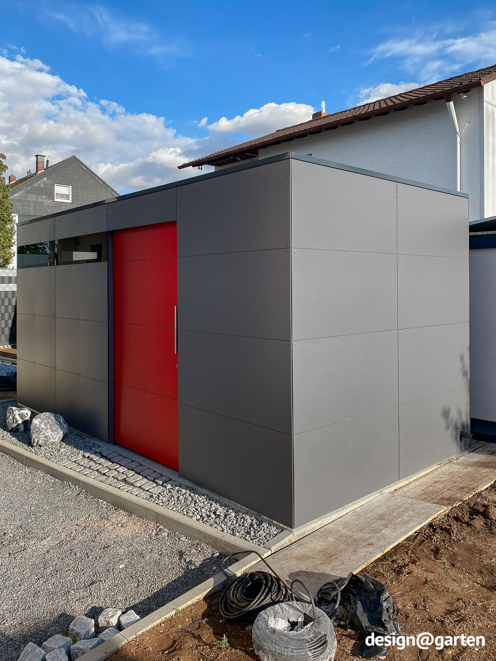 Multicoloured garden shed in anthracite with red door